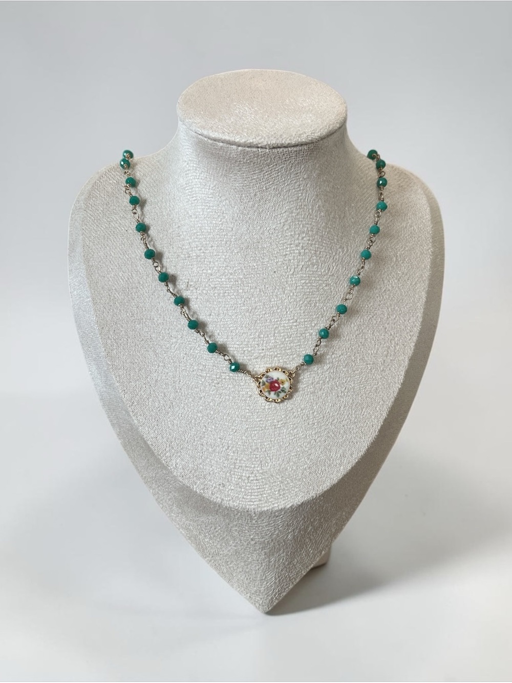 Turquoise Color Faceted Beaded Necklace with Floral Pendant